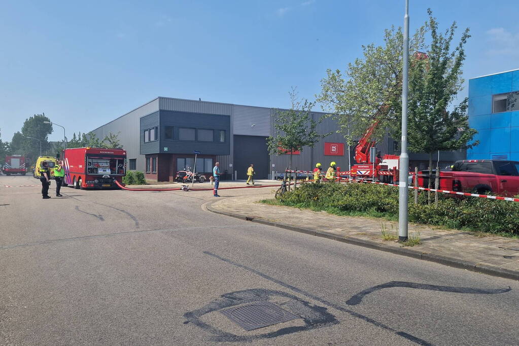Brand in bedrijfspand veroorzaakt langdurige rookontwikkeling