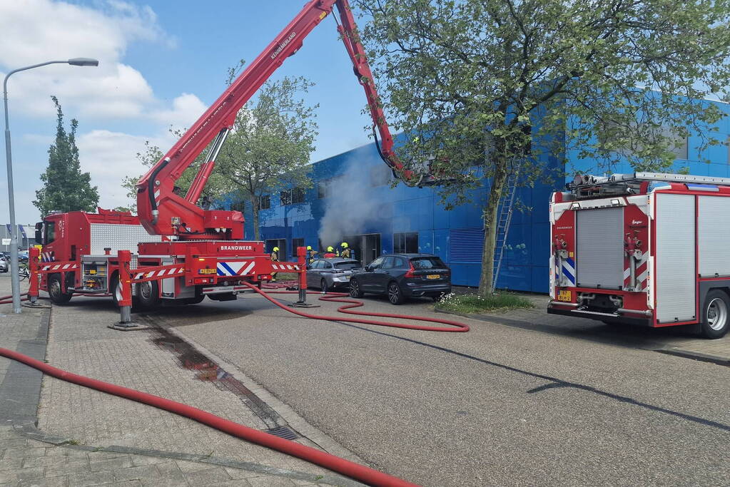 Brand in bedrijfspand veroorzaakt langdurige rookontwikkeling
