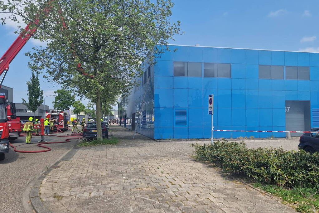 Brand in bedrijfspand veroorzaakt langdurige rookontwikkeling