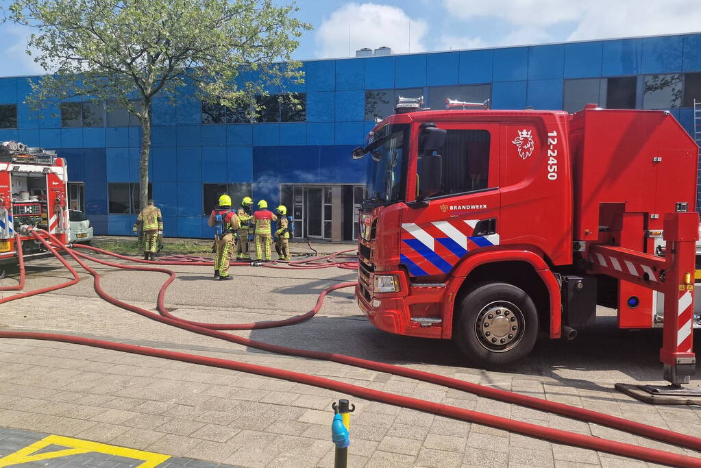 Brand in bedrijfspand veroorzaakt langdurige rookontwikkeling