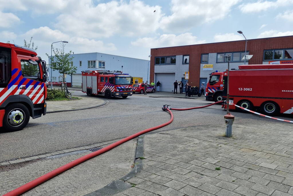 Brand in bedrijfspand veroorzaakt langdurige rookontwikkeling
