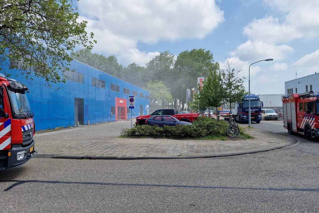 Brand in bedrijfspand veroorzaakt langdurige rookontwikkeling
