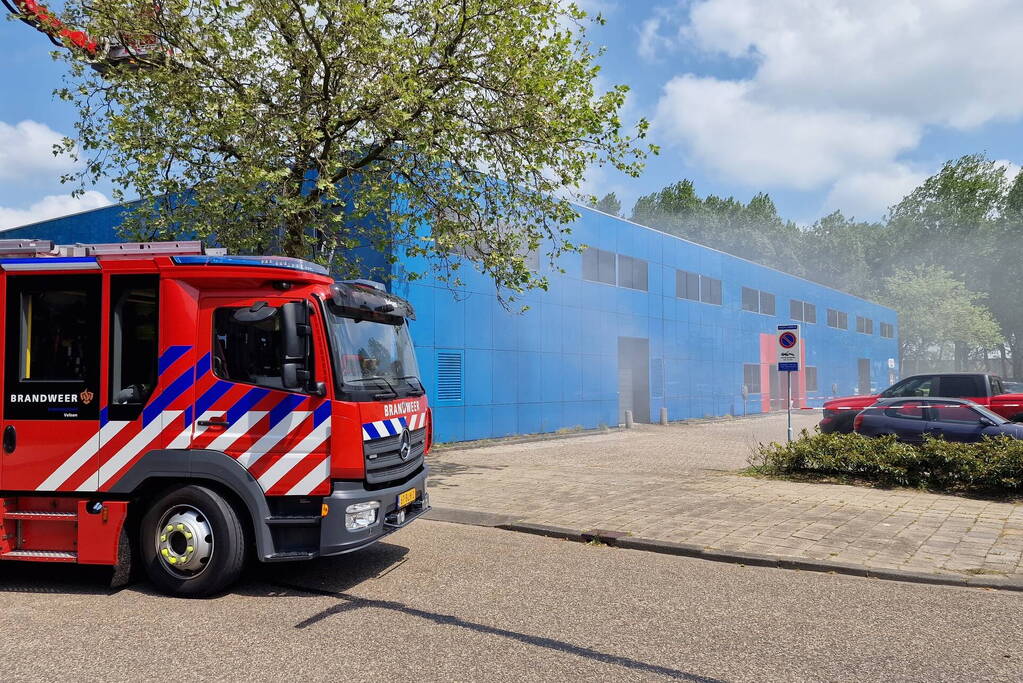 Brand in bedrijfspand veroorzaakt langdurige rookontwikkeling