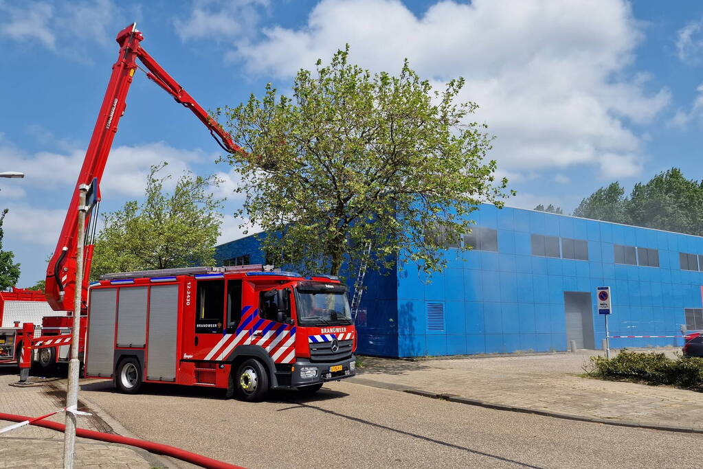 Brand in bedrijfspand veroorzaakt langdurige rookontwikkeling