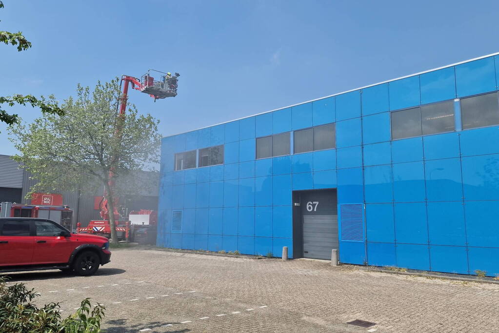 Brand in bedrijfspand veroorzaakt langdurige rookontwikkeling