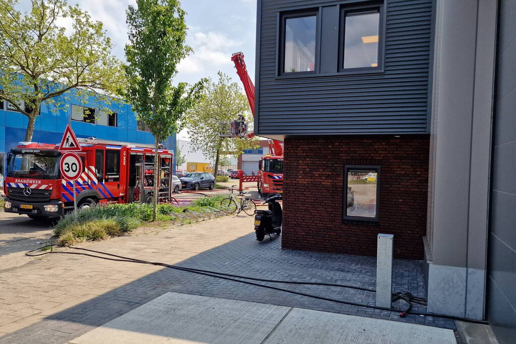 Brand in bedrijfspand veroorzaakt langdurige rookontwikkeling