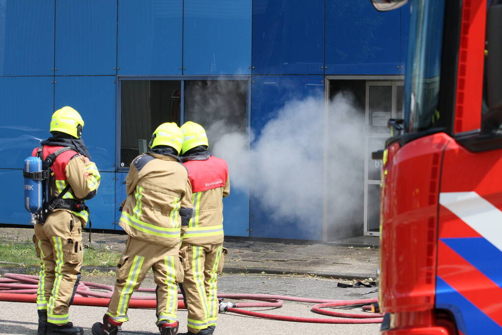 Brand in bedrijfspand veroorzaakt langdurige rookontwikkeling