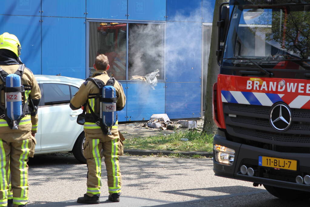 Brand in bedrijfspand veroorzaakt langdurige rookontwikkeling