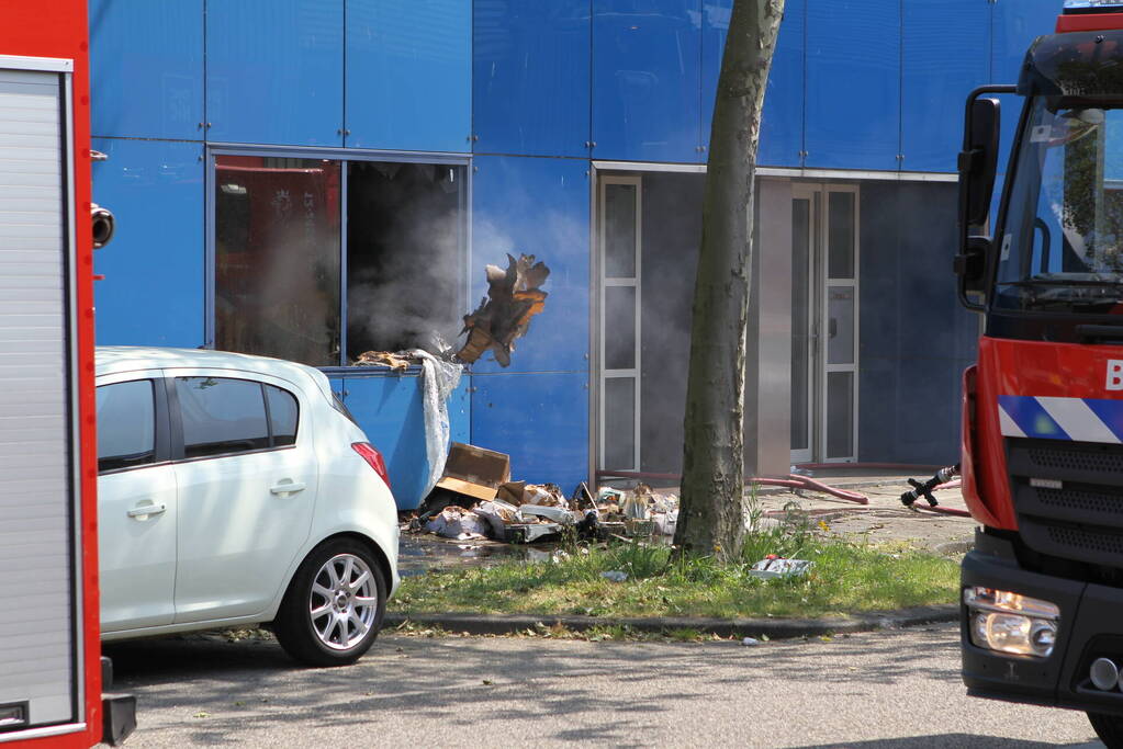 Brand in bedrijfspand veroorzaakt langdurige rookontwikkeling