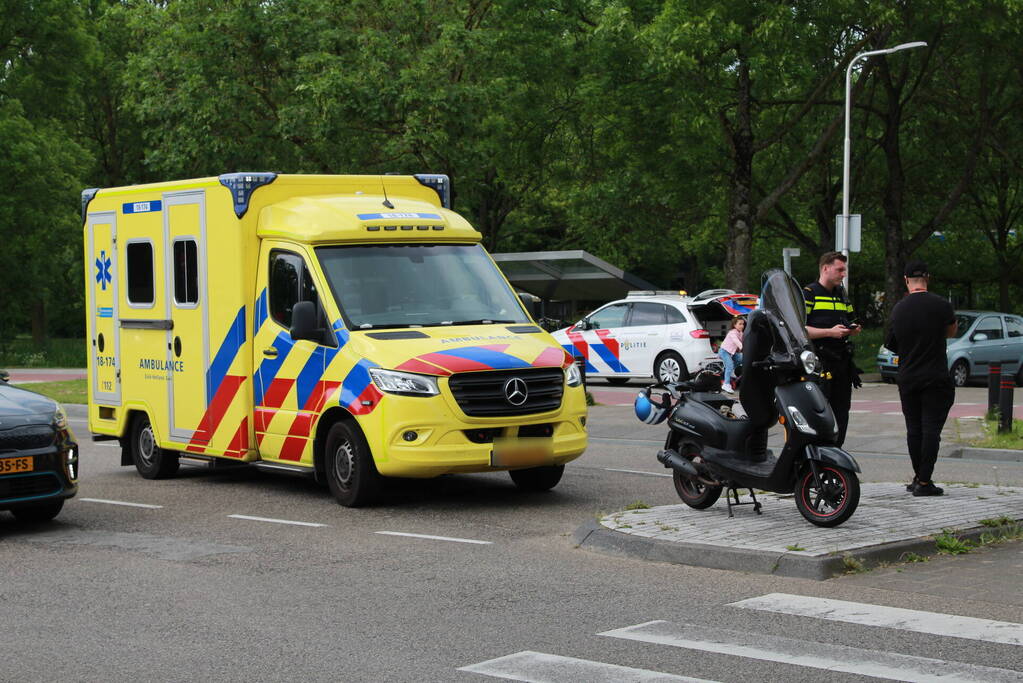 Vrouw gewond bij aanrijding met scooterrijder