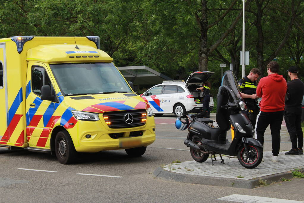 Vrouw gewond bij aanrijding met scooterrijder