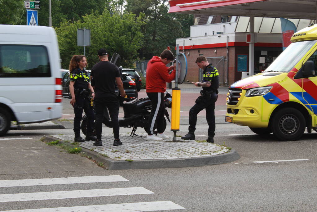 Vrouw gewond bij aanrijding met scooterrijder