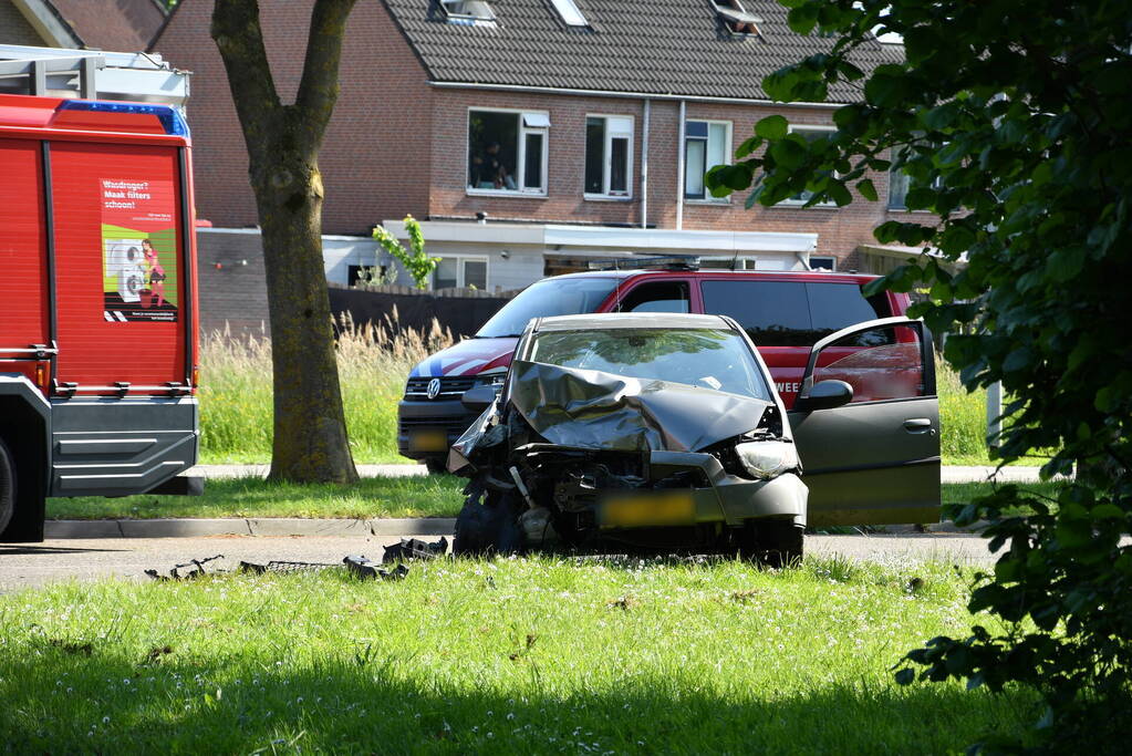 Flink ongeval tussen drie voertuigen