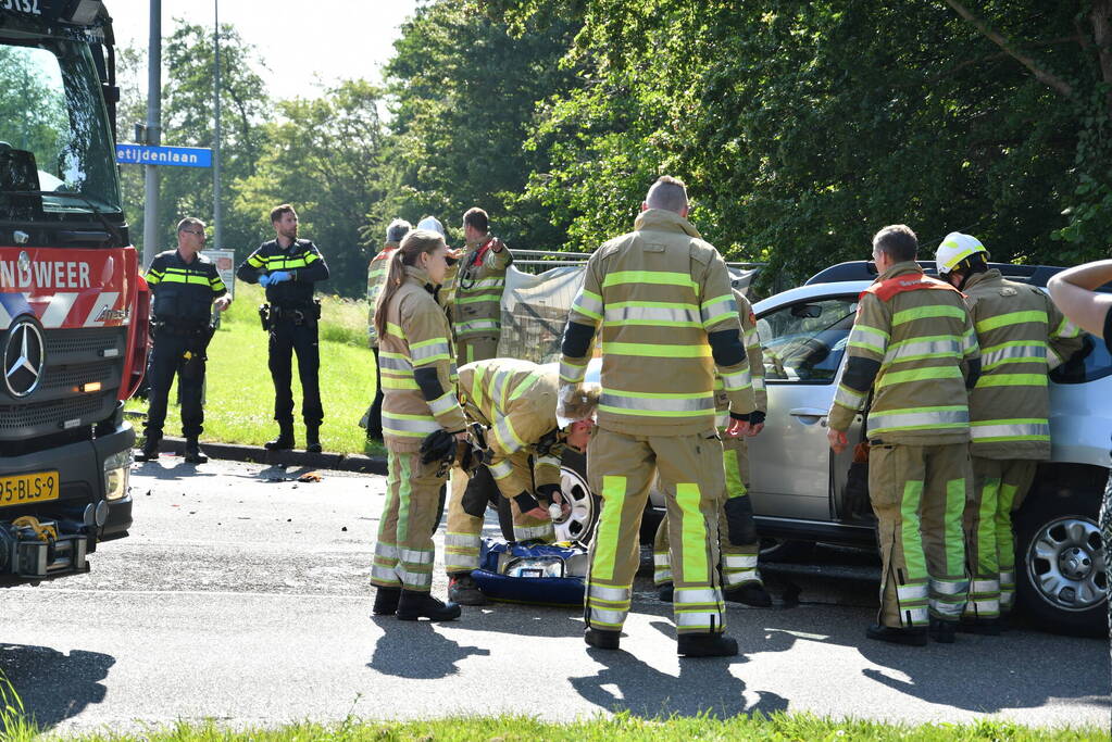 Flink ongeval tussen drie voertuigen