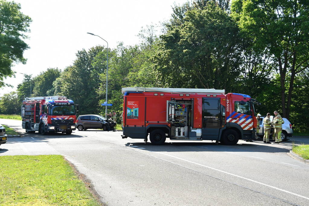 Flink ongeval tussen drie voertuigen