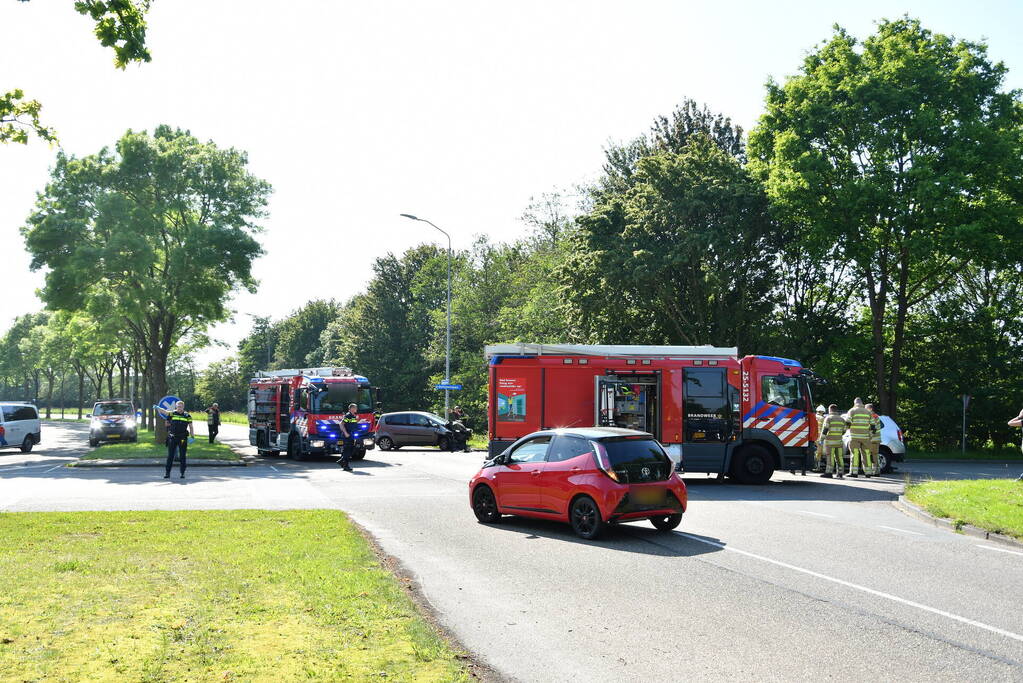 Flink ongeval tussen drie voertuigen