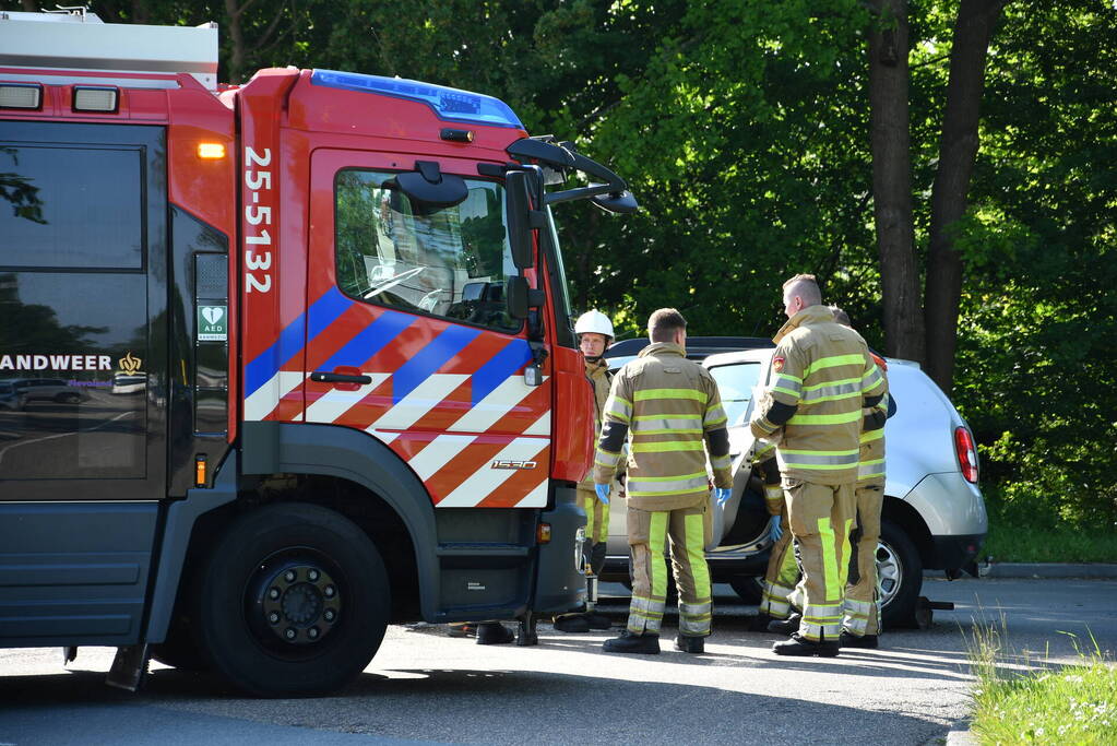 Flink ongeval tussen drie voertuigen
