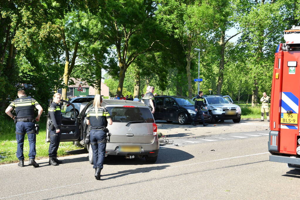 Flink ongeval tussen drie voertuigen