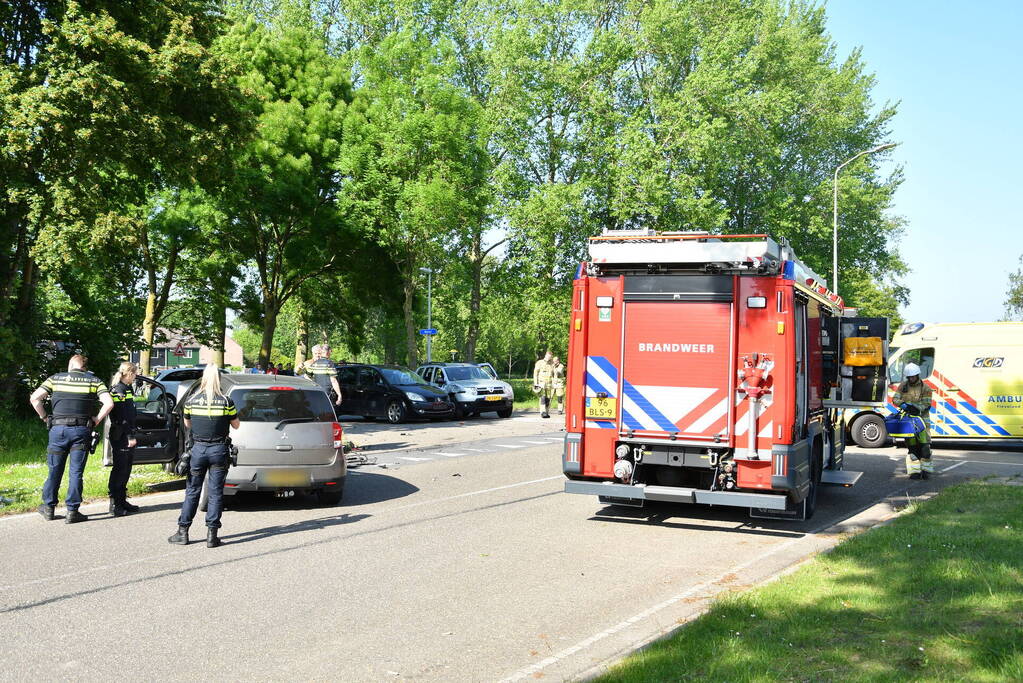 Flink ongeval tussen drie voertuigen