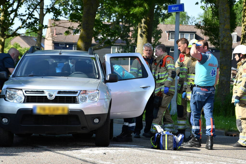 Flink ongeval tussen drie voertuigen