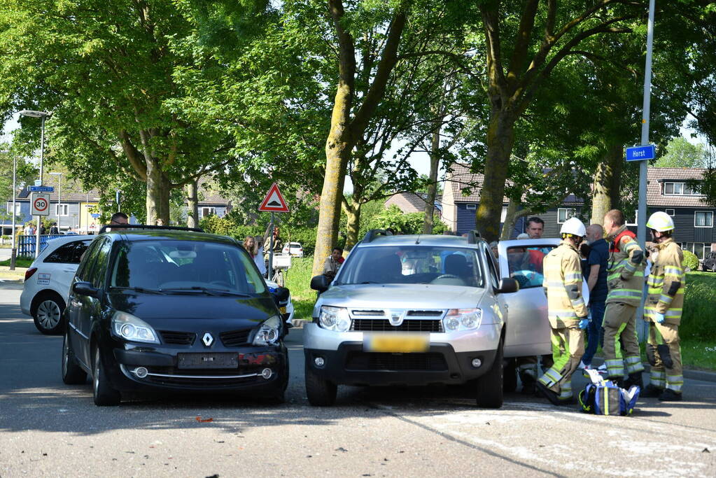 Flink ongeval tussen drie voertuigen