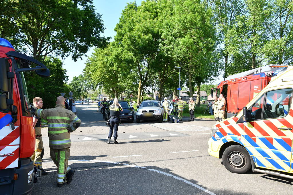Flink ongeval tussen drie voertuigen