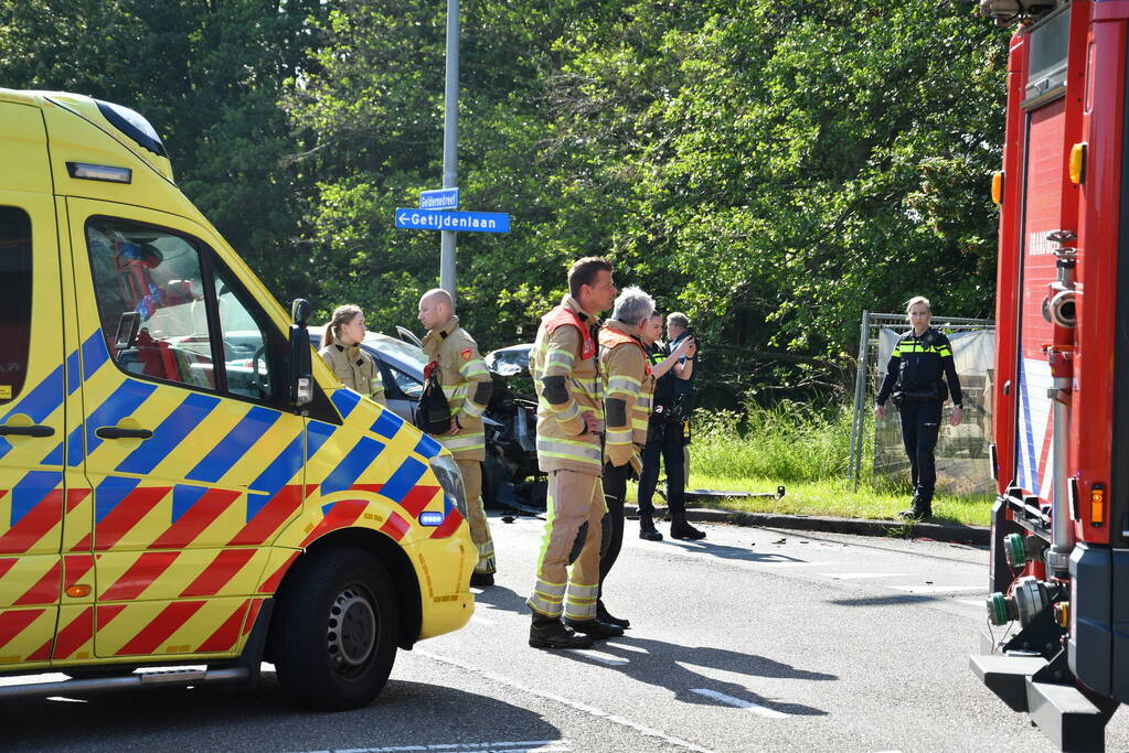 Flink ongeval tussen drie voertuigen