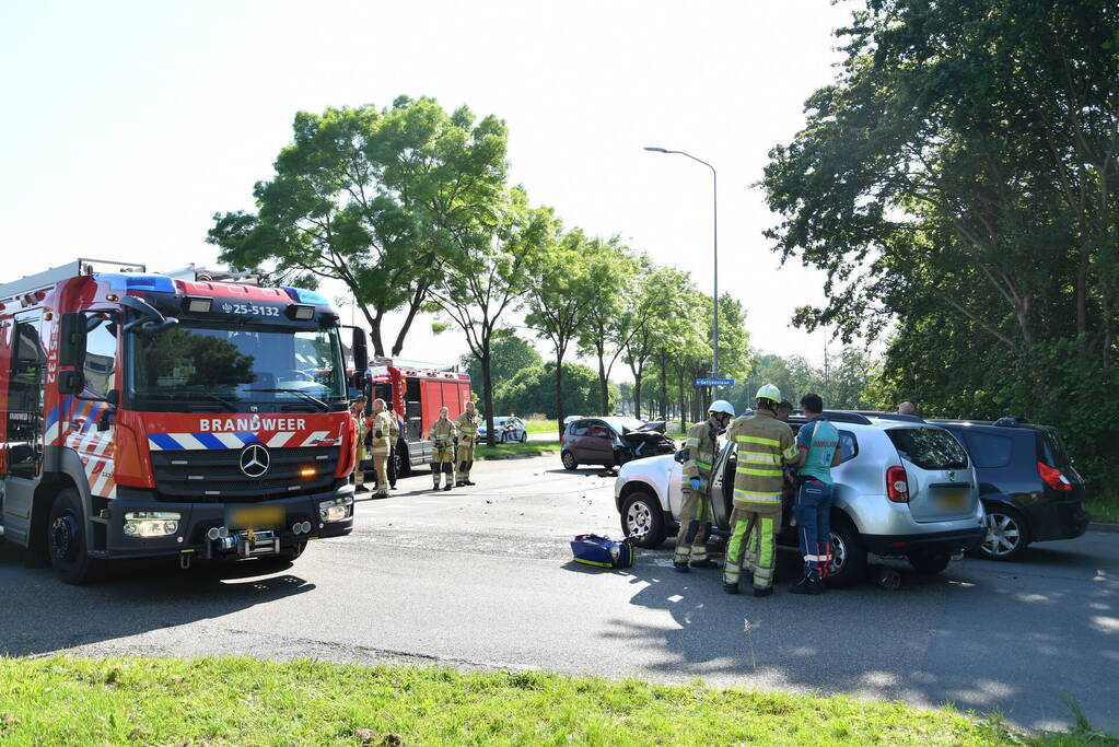 Flink ongeval tussen drie voertuigen