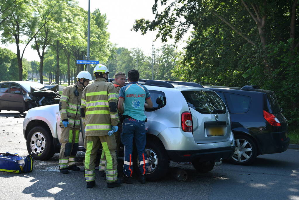 Flink ongeval tussen drie voertuigen