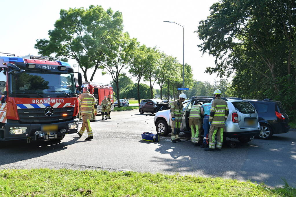Flink ongeval tussen drie voertuigen