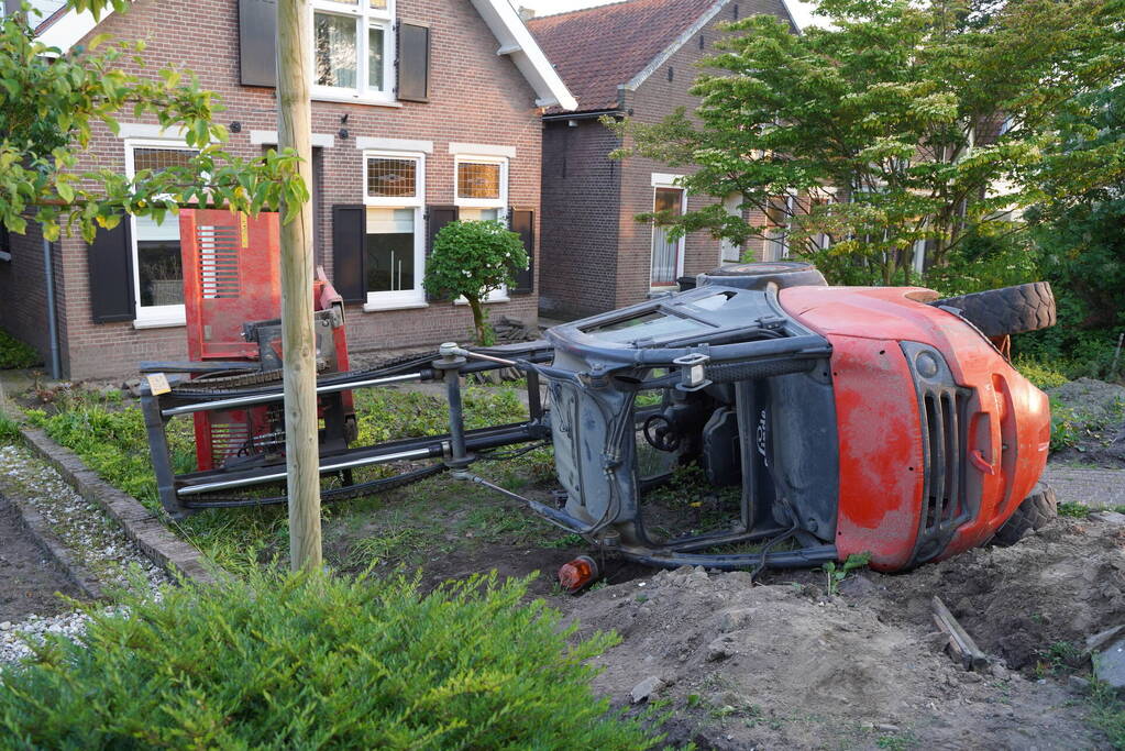 Heftruck belandt in voortuin, persoon ernstig gewond