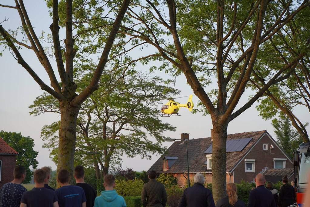 Heftruck belandt in voortuin, persoon ernstig gewond