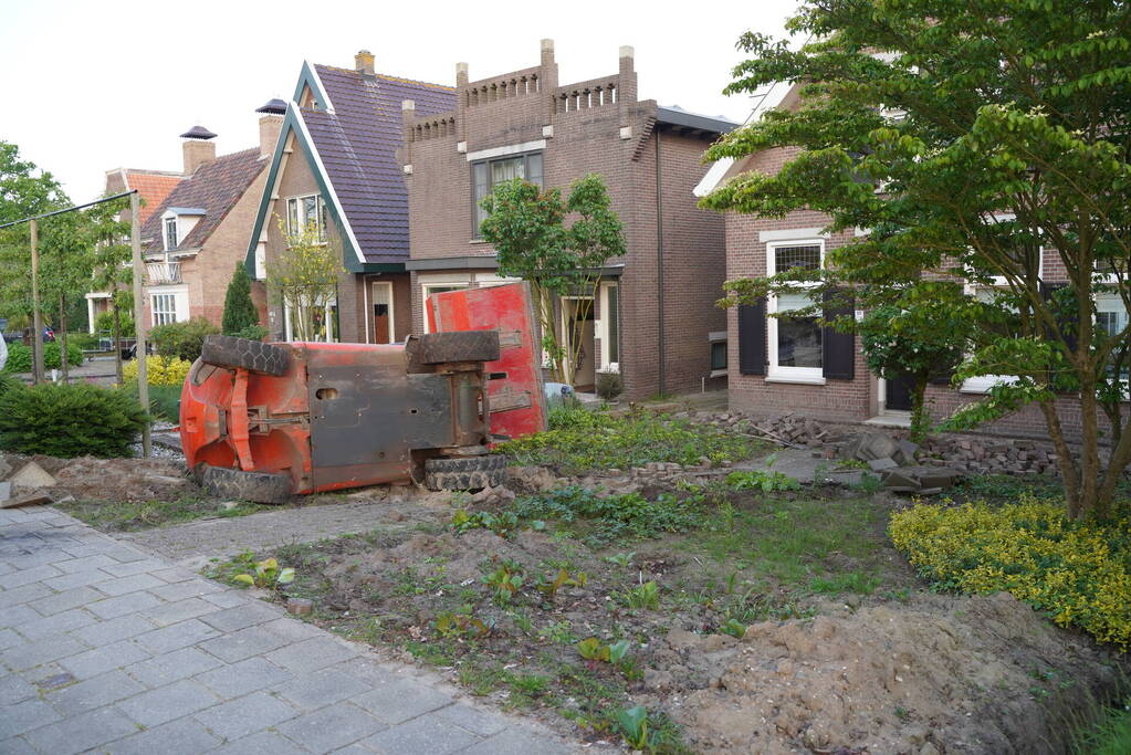 Heftruck belandt in voortuin, persoon ernstig gewond