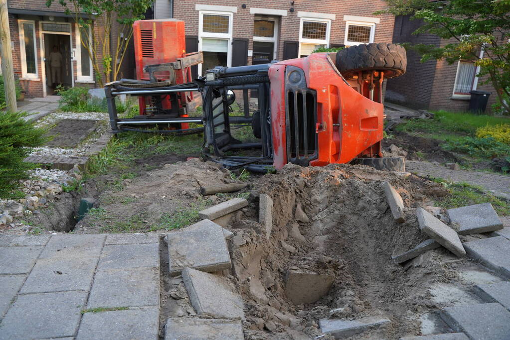 Heftruck belandt in voortuin, persoon ernstig gewond