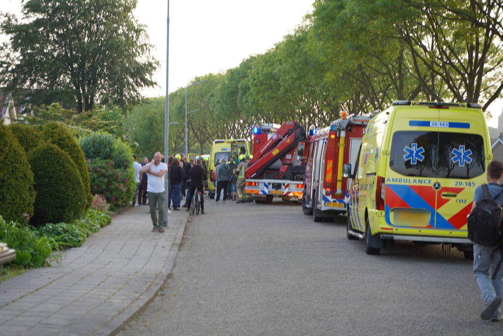 Heftruck belandt in voortuin, persoon ernstig gewond