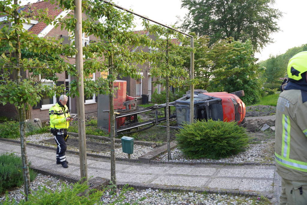 Heftruck belandt in voortuin, persoon ernstig gewond
