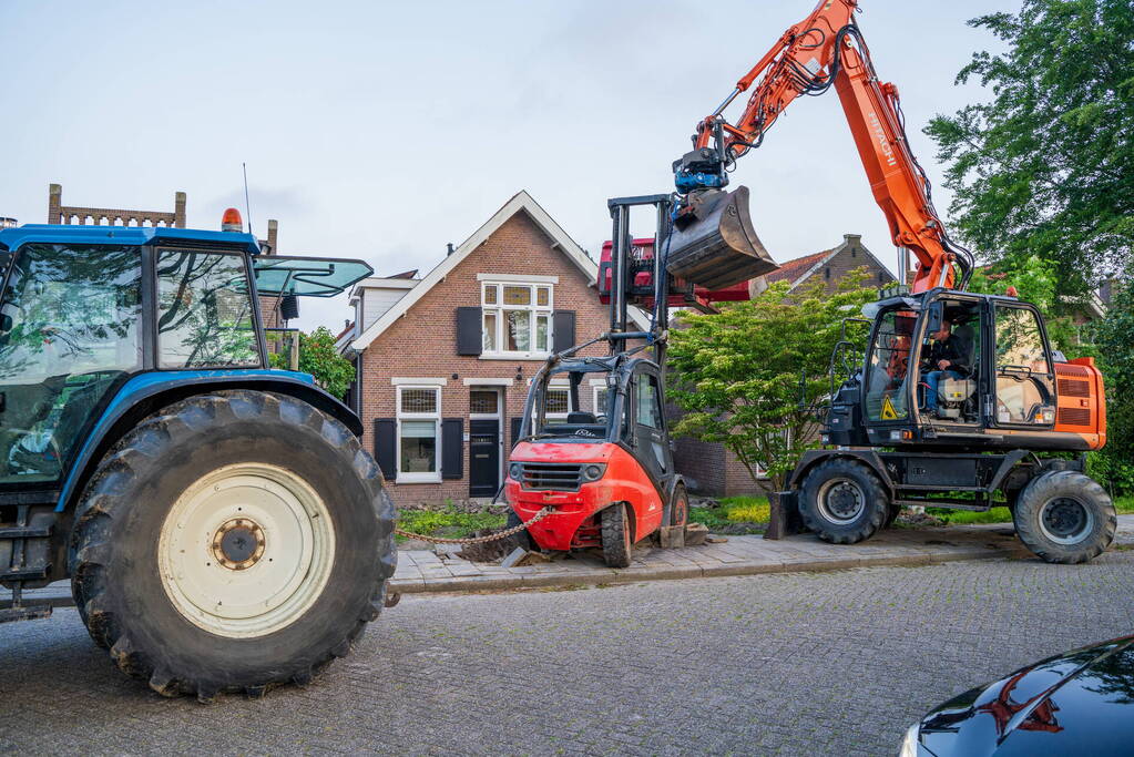 Heftruck belandt in voortuin, persoon ernstig gewond