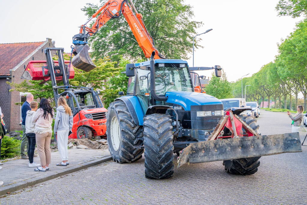 Heftruck belandt in voortuin, persoon ernstig gewond