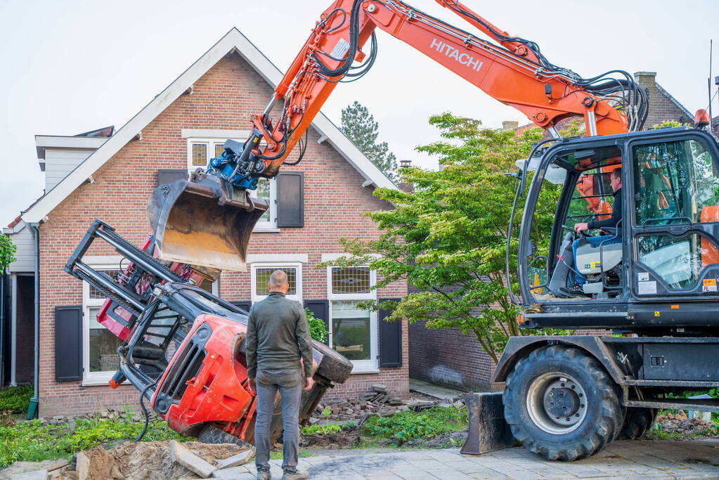 Heftruck belandt in voortuin, persoon ernstig gewond