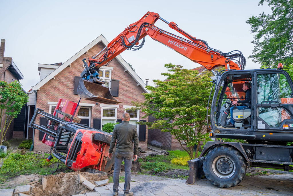 Heftruck belandt in voortuin, persoon ernstig gewond