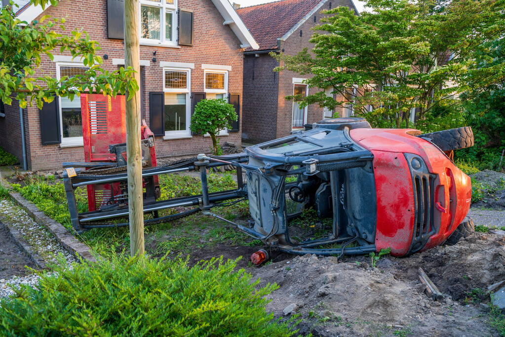 Heftruck belandt in voortuin, persoon ernstig gewond