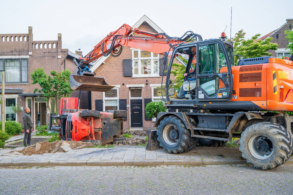 Heftruck belandt in voortuin, persoon ernstig gewond