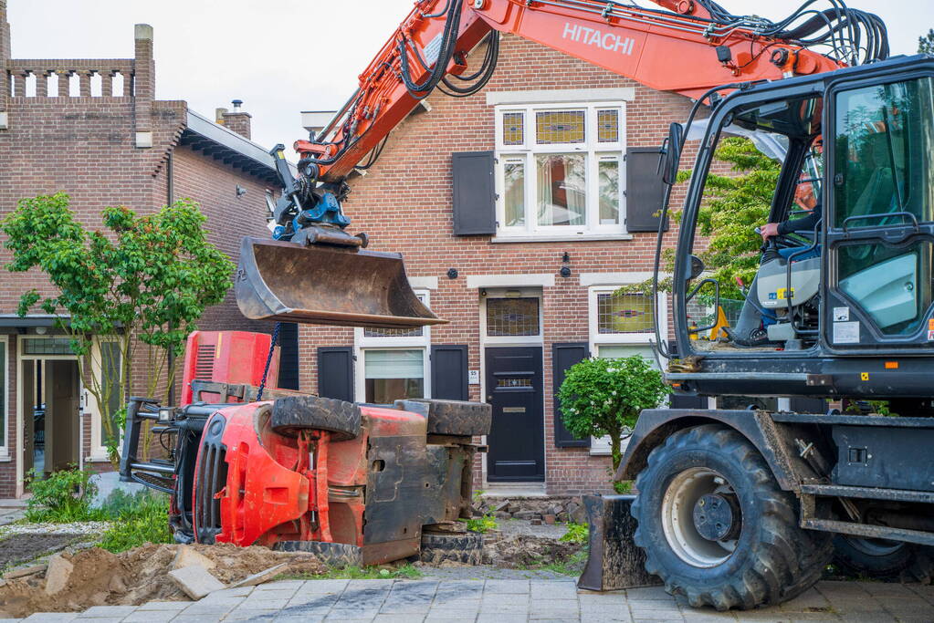 Heftruck belandt in voortuin, persoon ernstig gewond