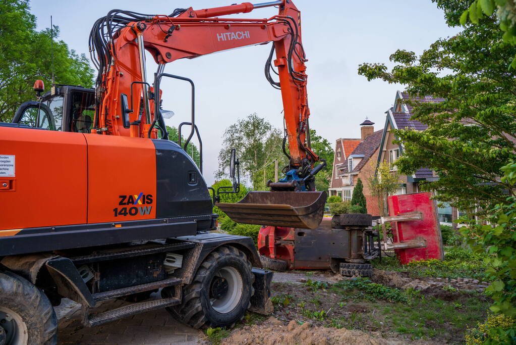 Heftruck belandt in voortuin, persoon ernstig gewond