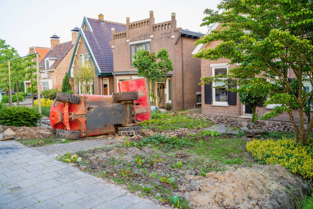 Heftruck belandt in voortuin, persoon ernstig gewond