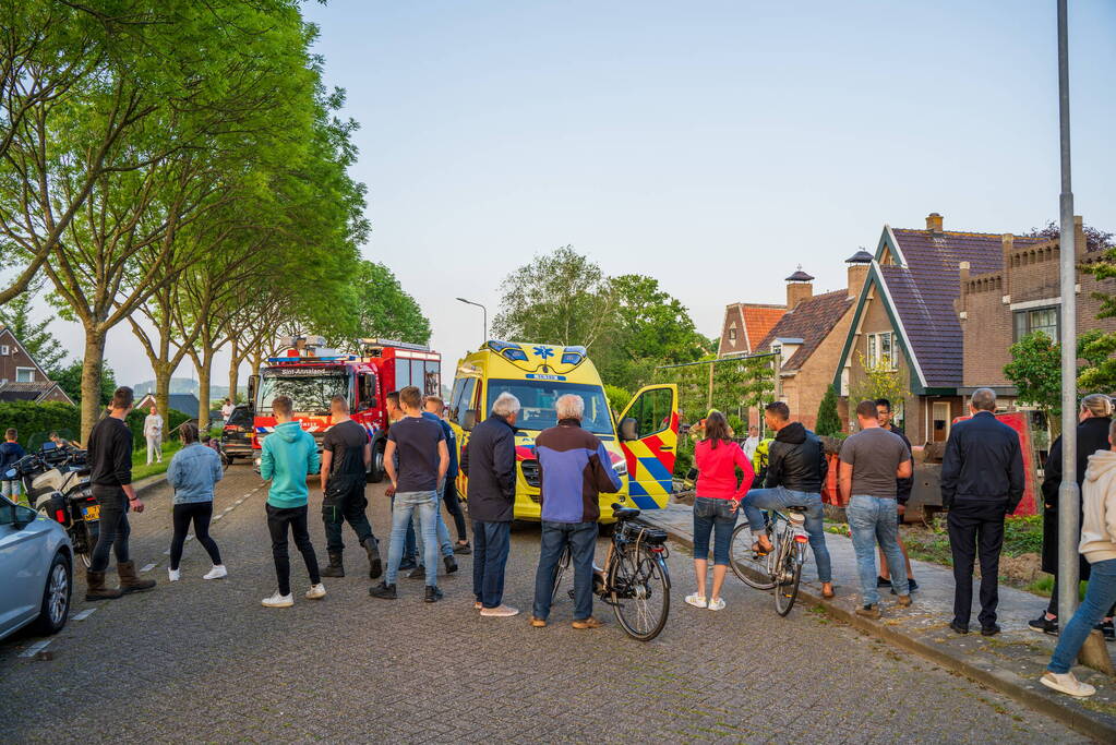Heftruck belandt in voortuin, persoon ernstig gewond