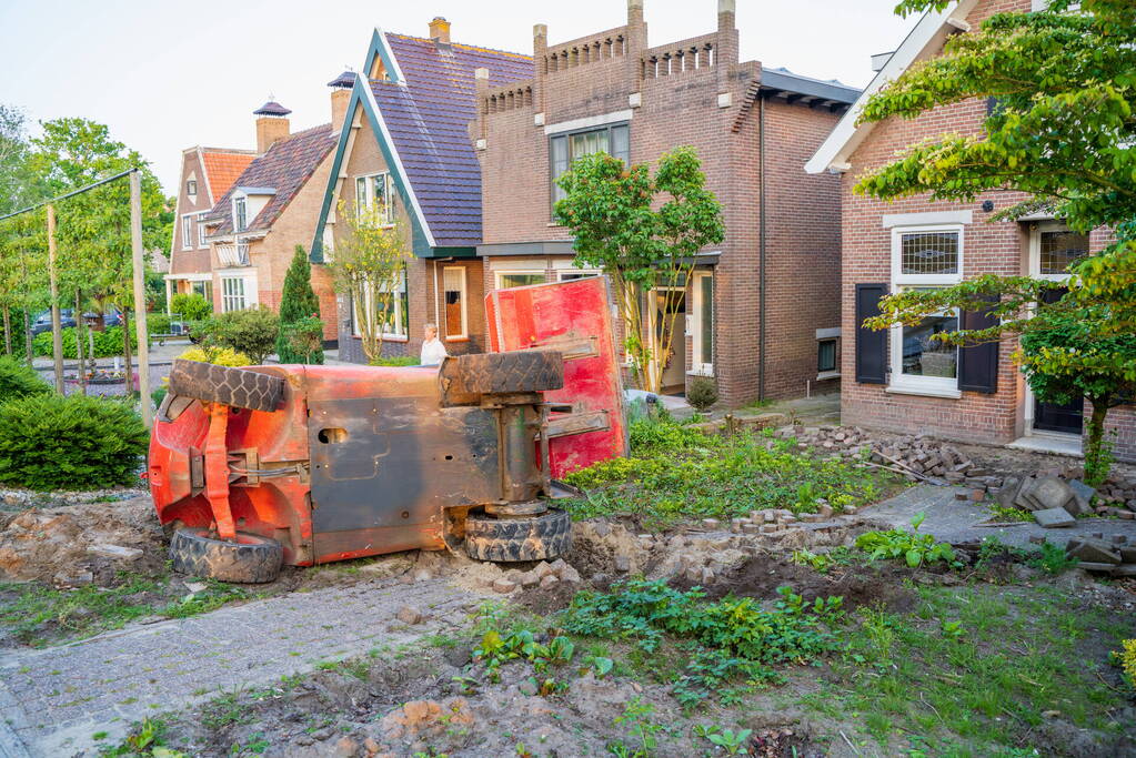 Heftruck belandt in voortuin, persoon ernstig gewond