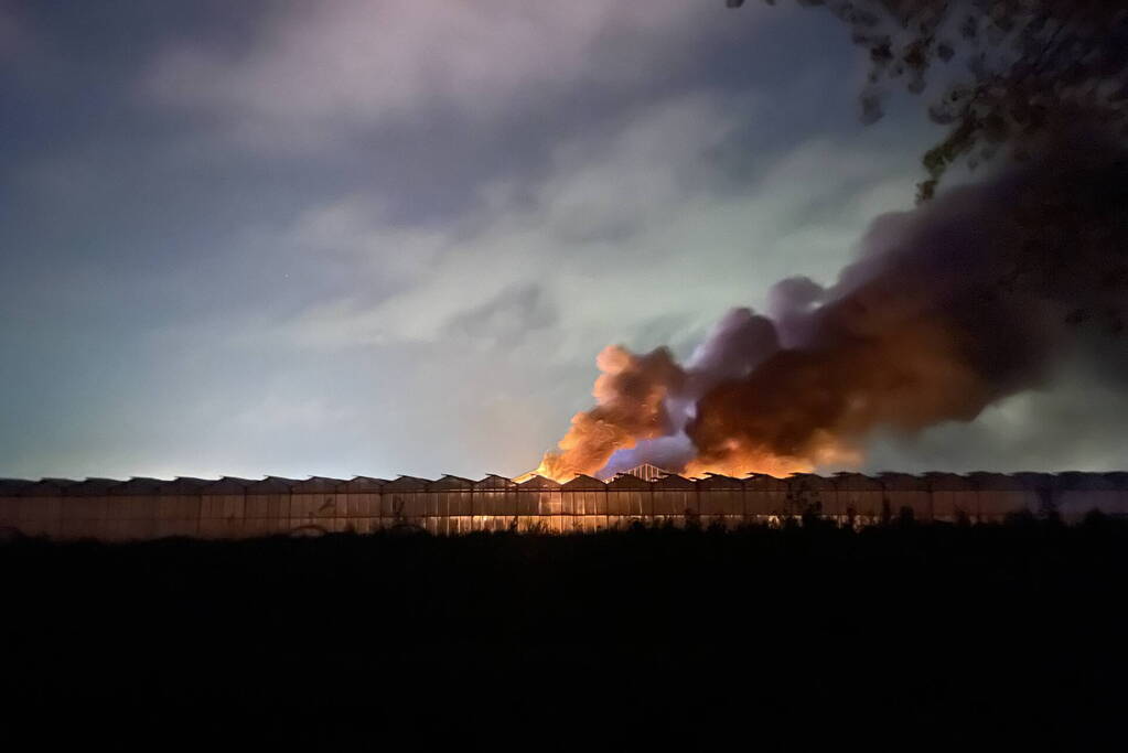 Grote brand bij plantenkas met zonnepanelen