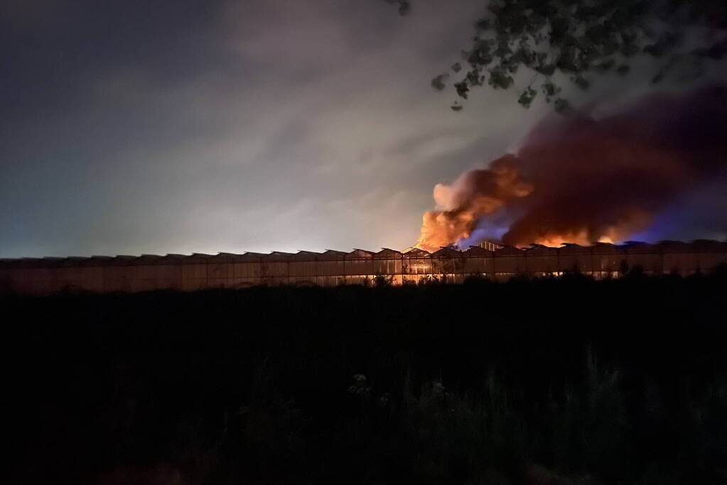 Grote brand bij plantenkas met zonnepanelen