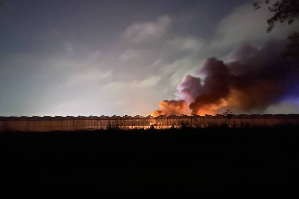 Grote brand bij plantenkas met zonnepanelen
